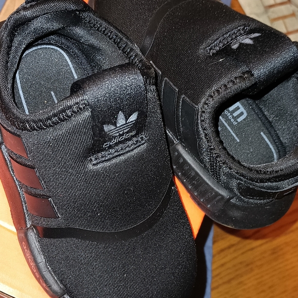 Boys Adidas shoes - Picture 2 of 5